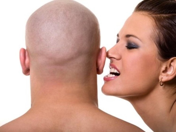 Bald guy eating pussy