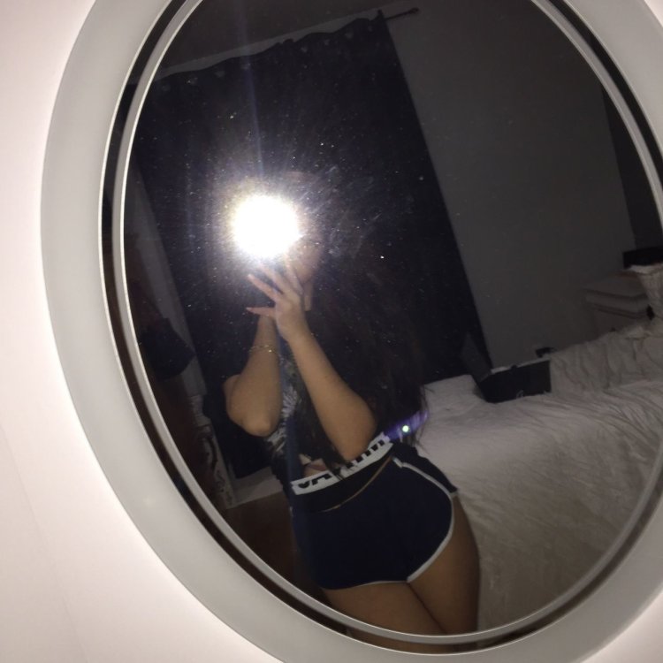 Blonde in front of a mirror