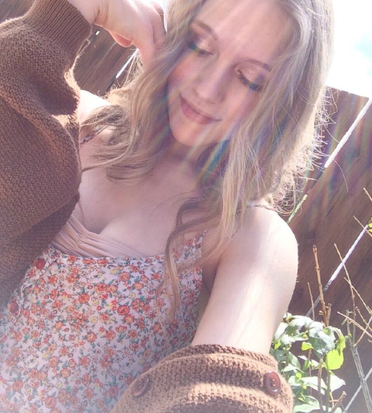 Girl in the mirror without a face