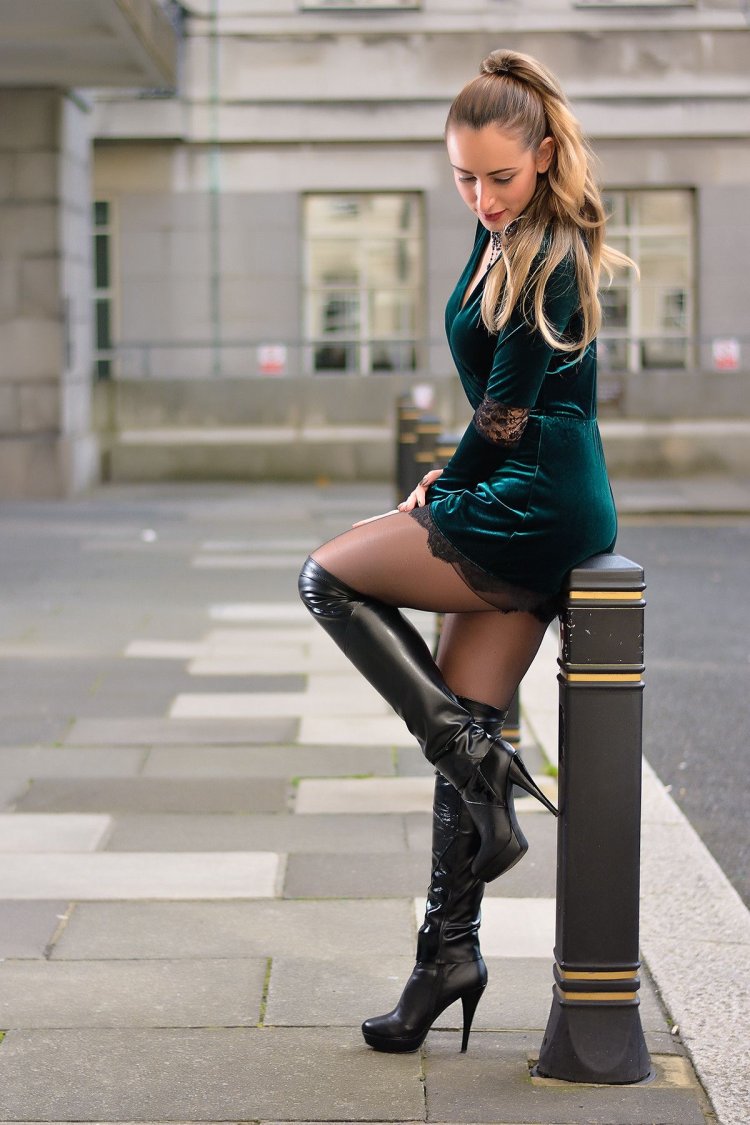 Julia Mikhalchik in high boots