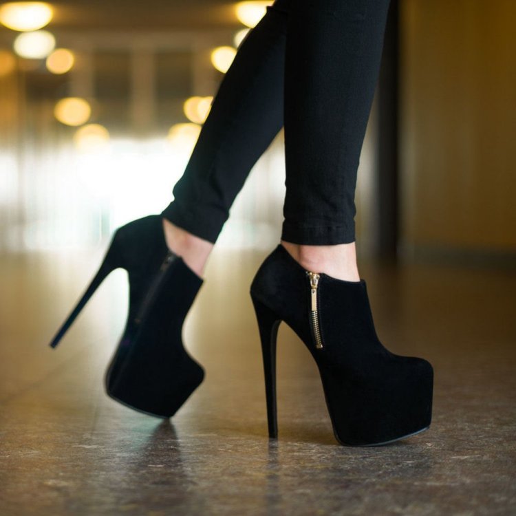 Heeled shoes
