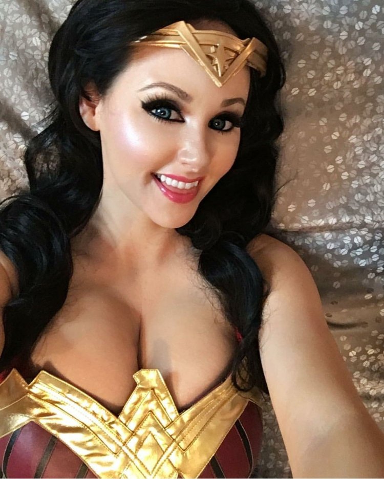 Angie Griffin Online