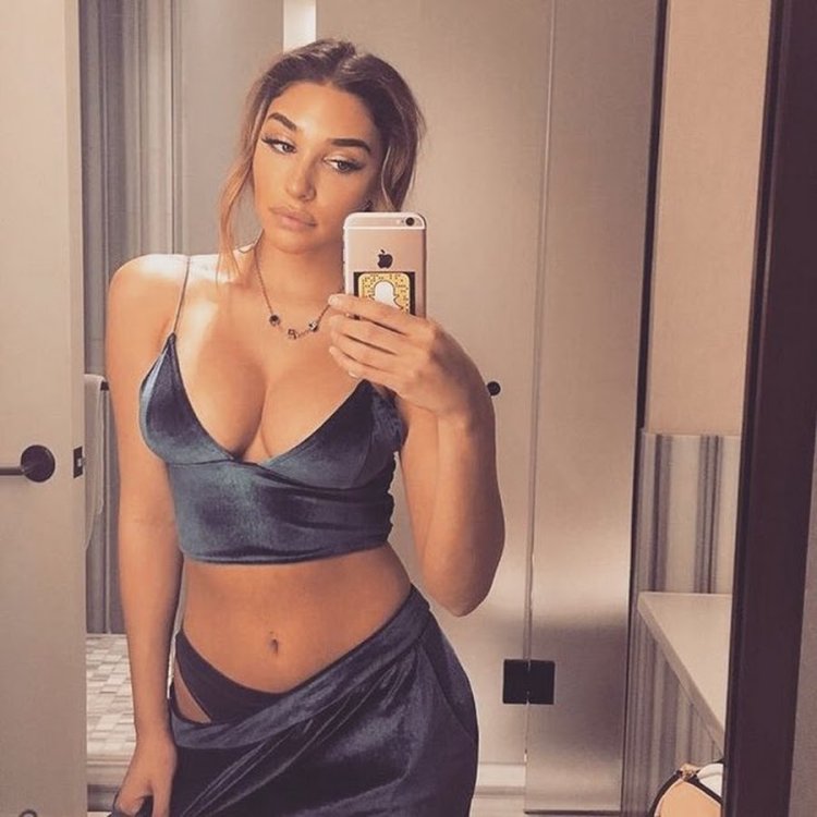 Curvy selfie figurine