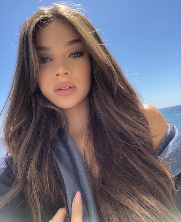 Hailee Steinfeld selfie