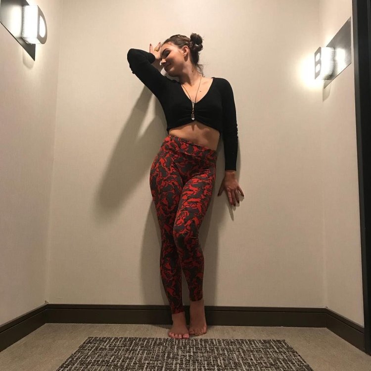 Camren Bicondova boots