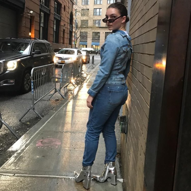 Camren Bicondova in Lingerie 2019