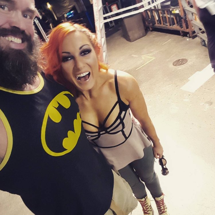 Becky Lynch no bra