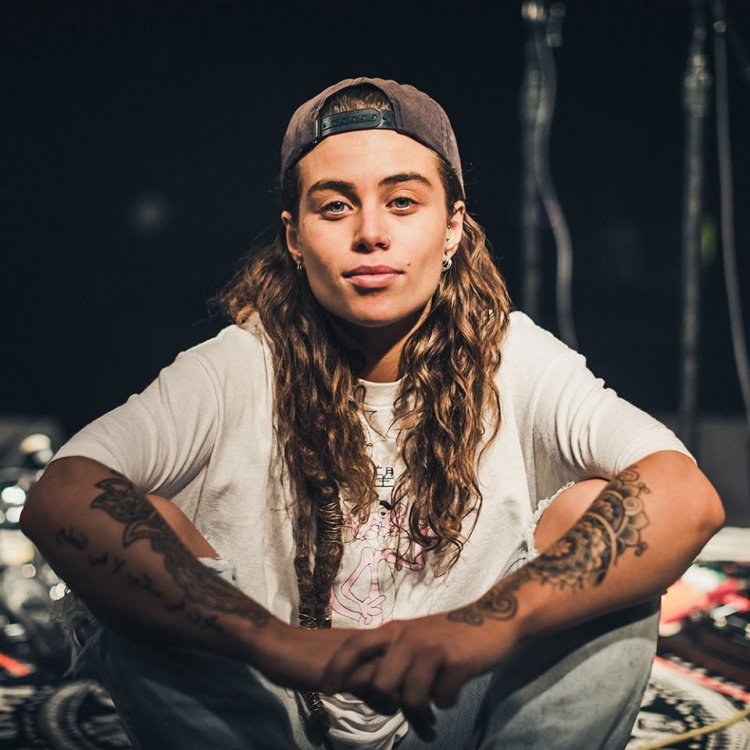 Tash Sultana and her girlfriend