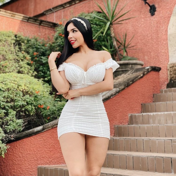 Lily Adrianne, Ennidwong Hot