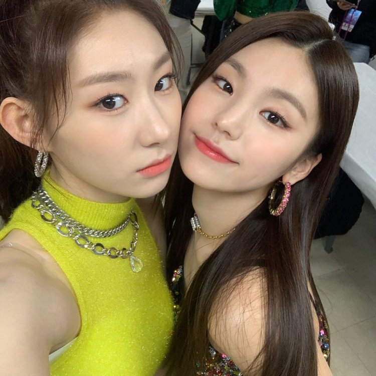 ITZY Yedzhi and Yuna