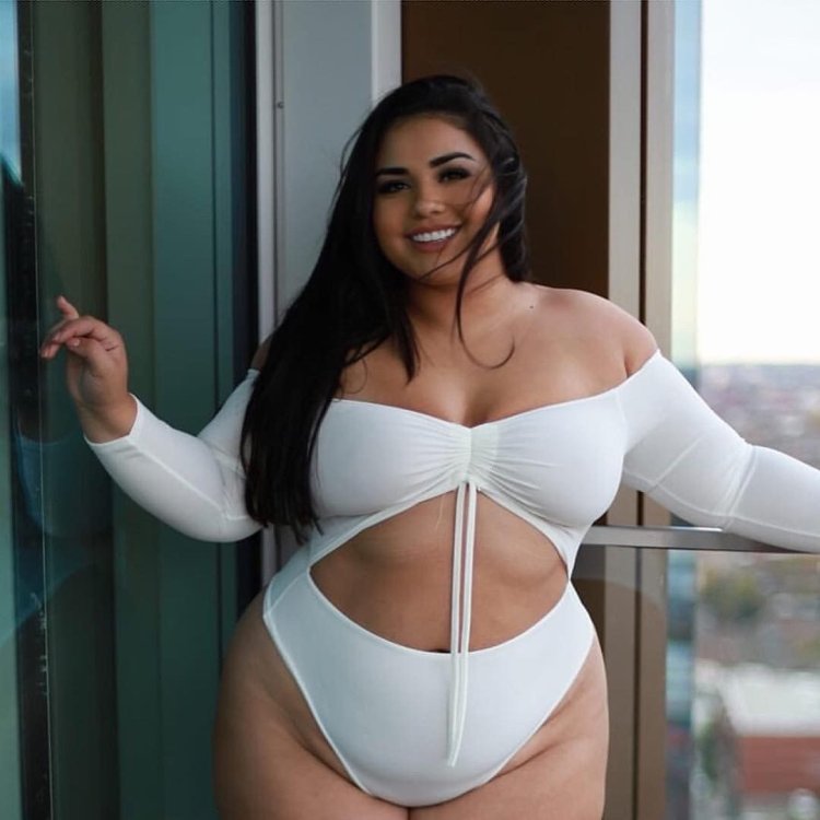 Plus-Size Diana Sirokai