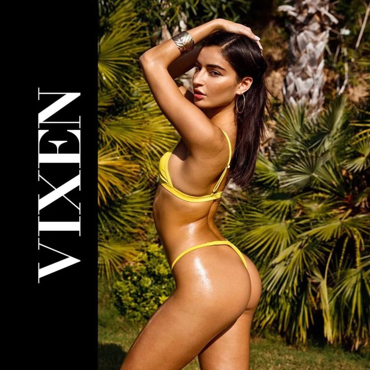 Emily Ratajkowski hot