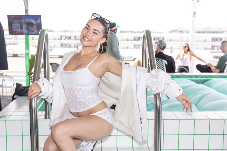 Madison Beer drain Hot