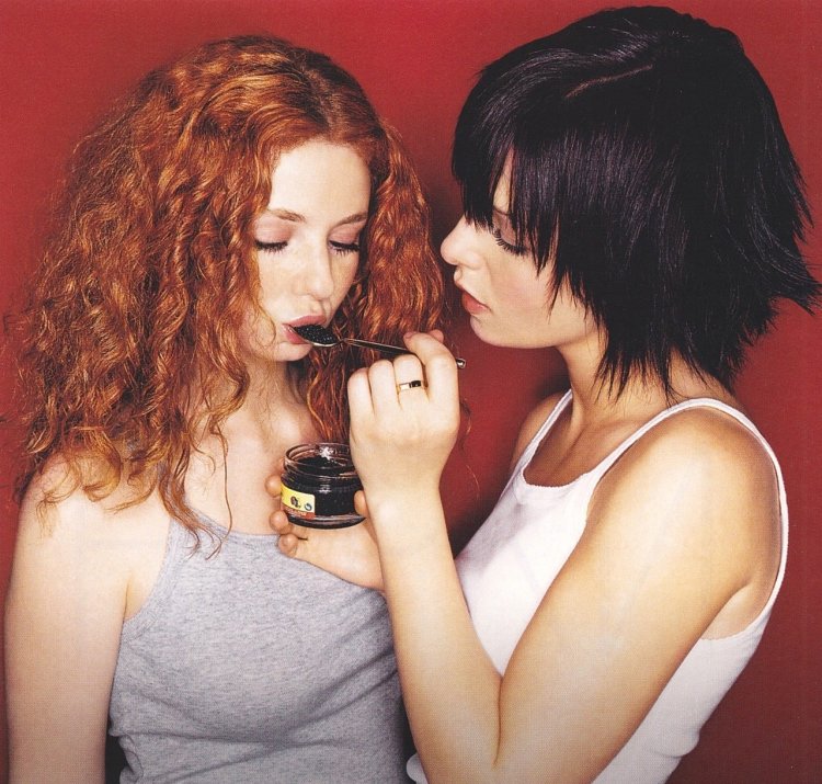 Julia Volkova and Lena Katina Kiss