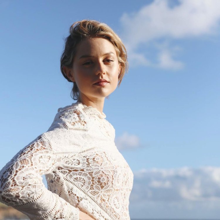 Isabelle Cornish figure