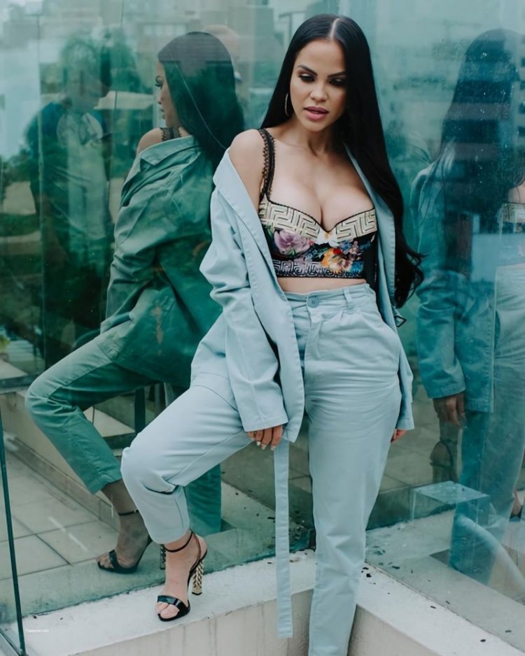 NATTI NATASHA Figure