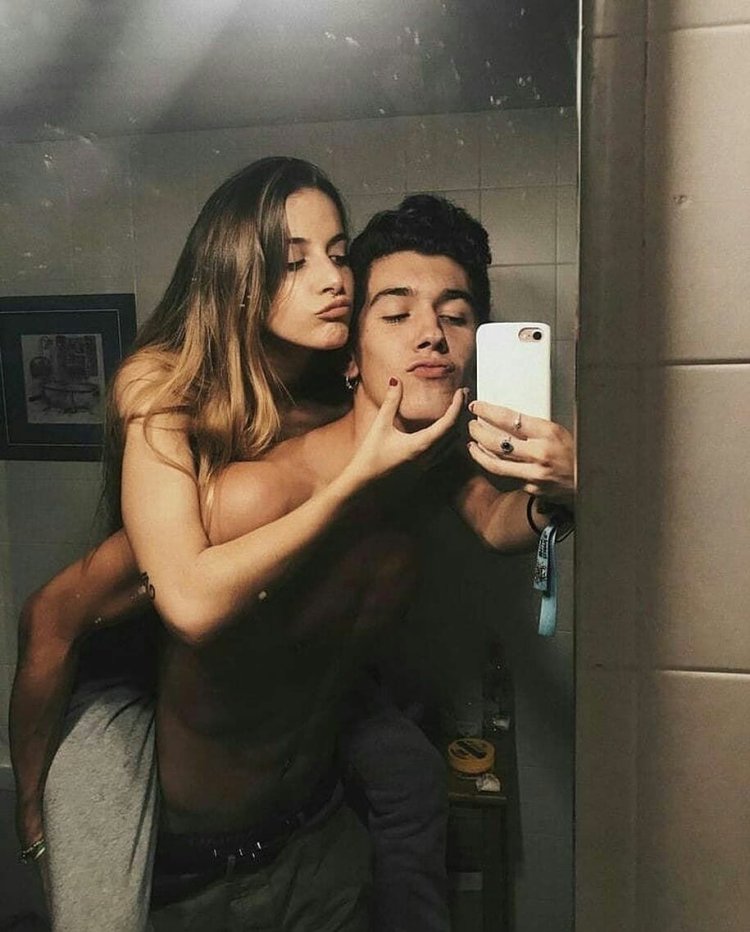 The loving couples of selfie