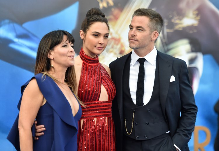 Gal Gadot and Chris Pine