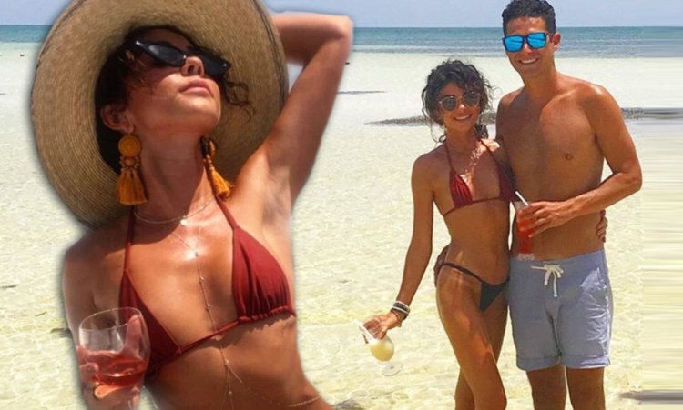 “Sarah Hyland Naked Masturbating Leaked” in “Nude Celebs and