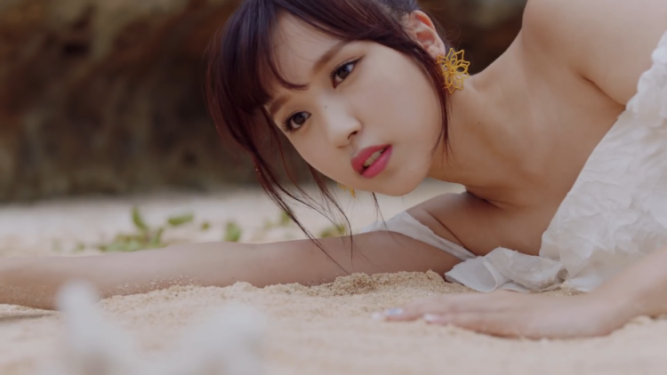 TWICE CHAEYOUNG Legs