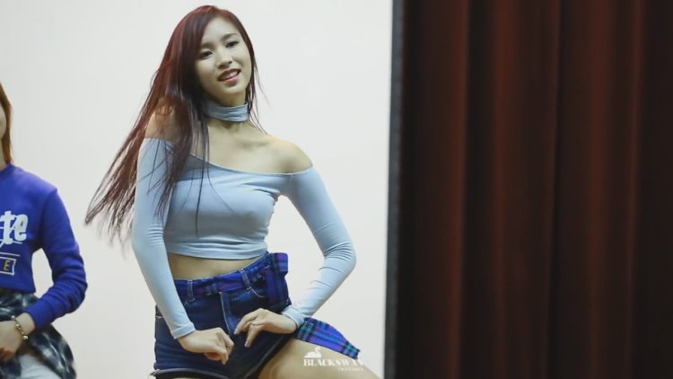 Twise Mina spread her legs
