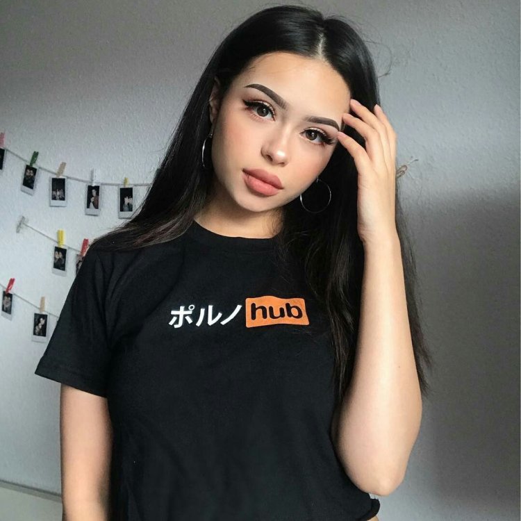 Girls in a T -shirt Porhab