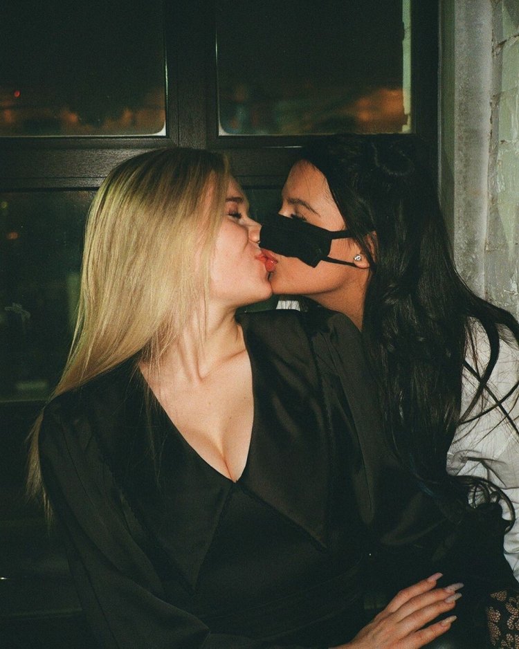 Amina Tenderlibai kiss