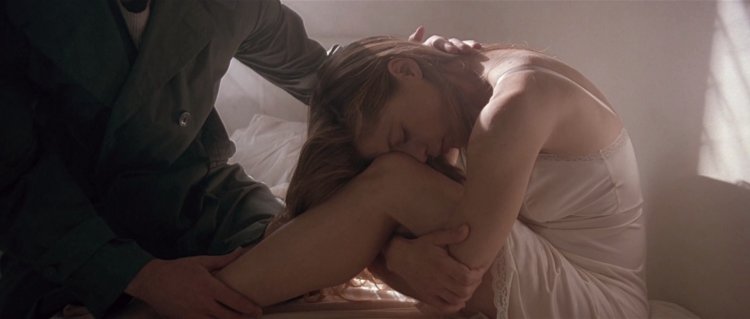 Linda Hamilton bed stage