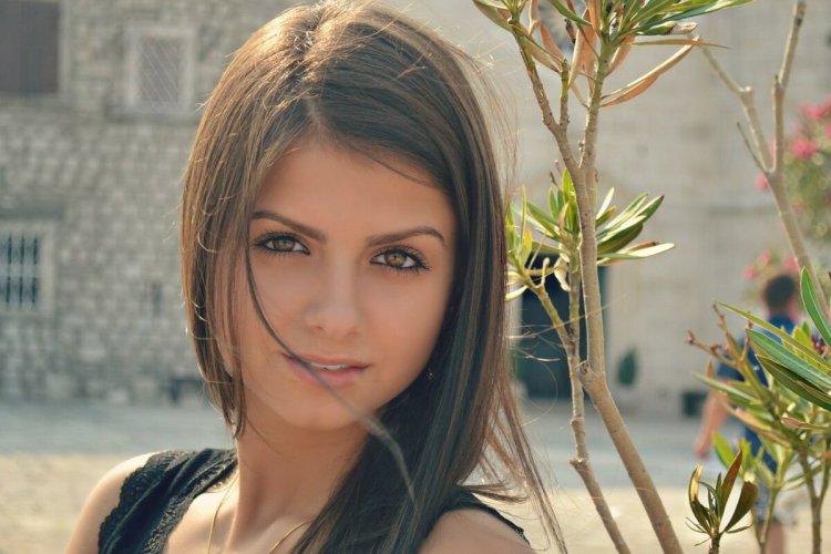 A beautiful girl gets acquainted