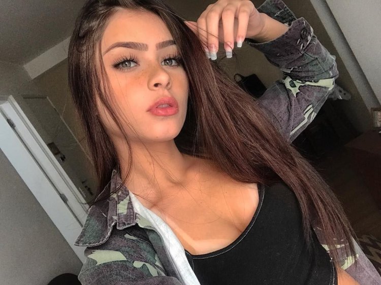 Girls in Australia Selfie