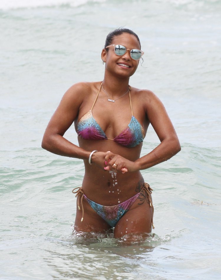 Sanaa Laten in bikini