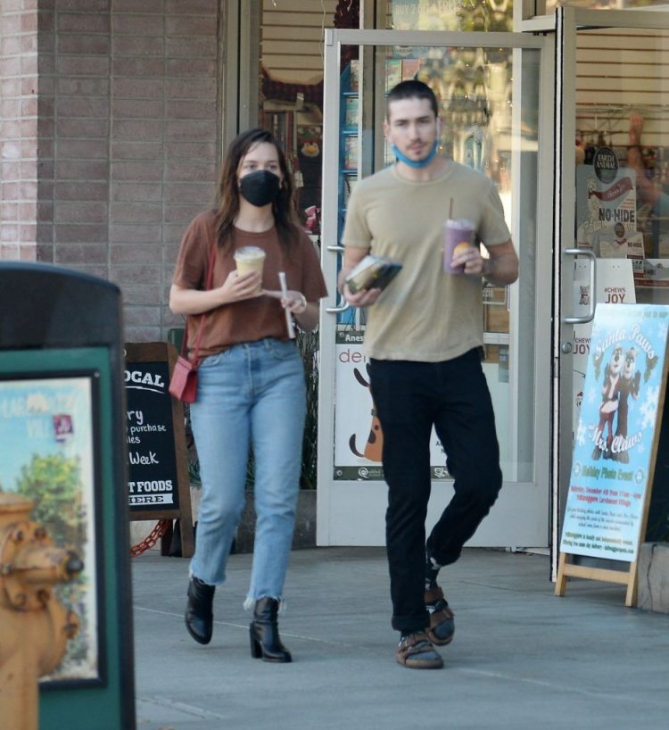 Victoria Pedretti Paparazzi