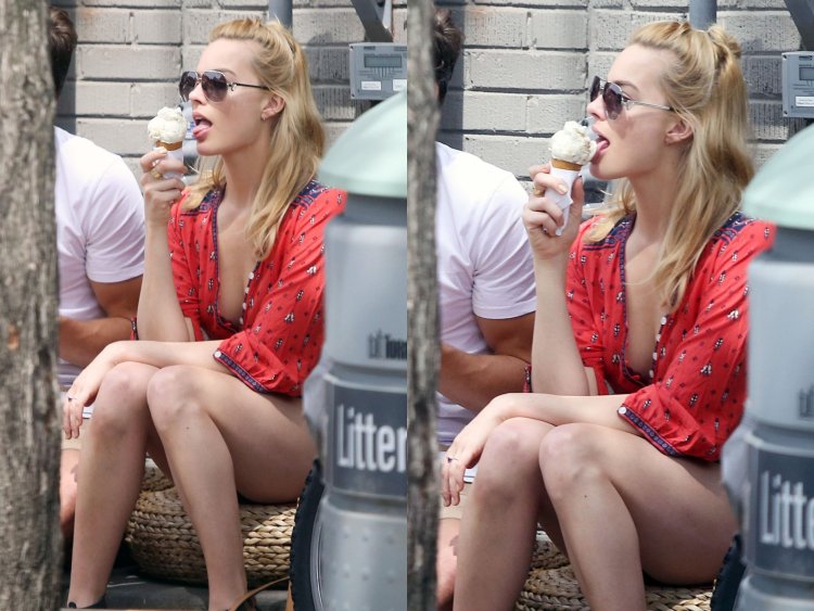 Margo Robbie with fans