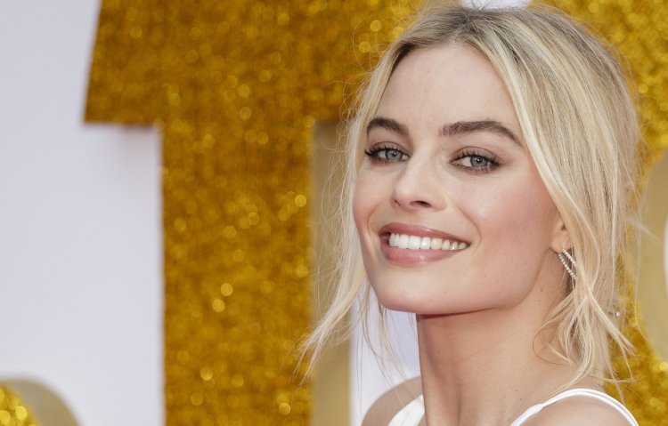 Margo Robbie smiles