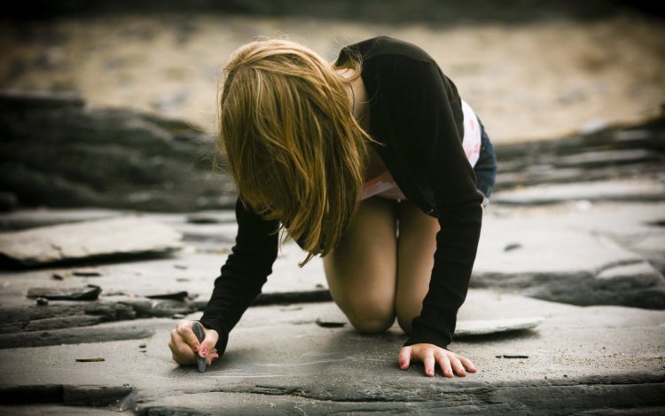 The girl is on the knees