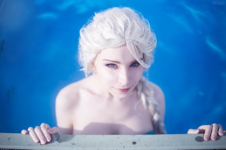 Elsa Frozen cosplay
