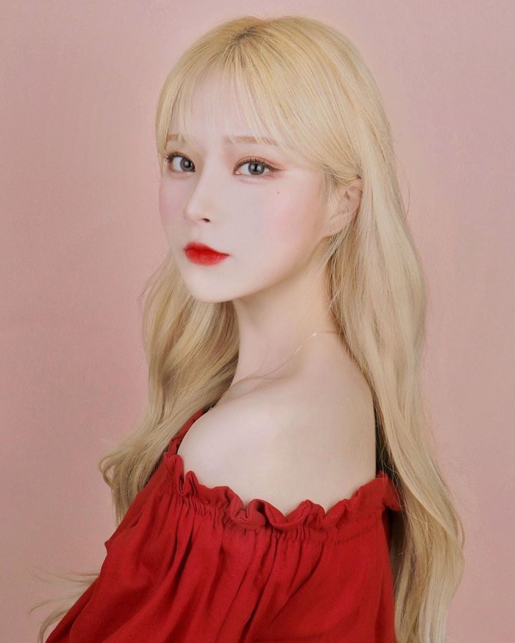 Girl with white hair square