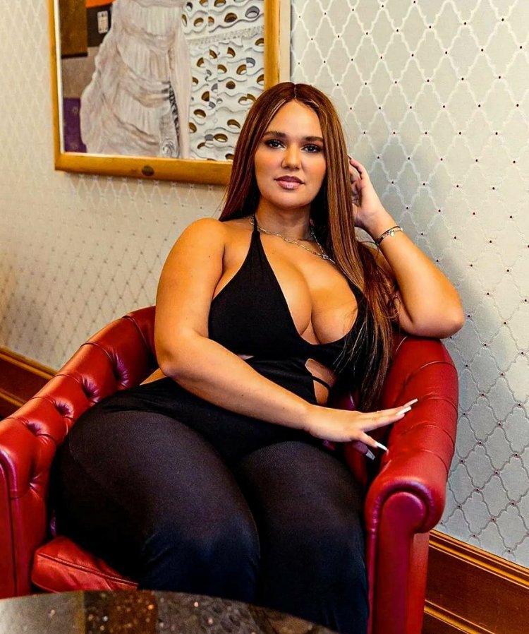 Model plus saz Pamela Alexander