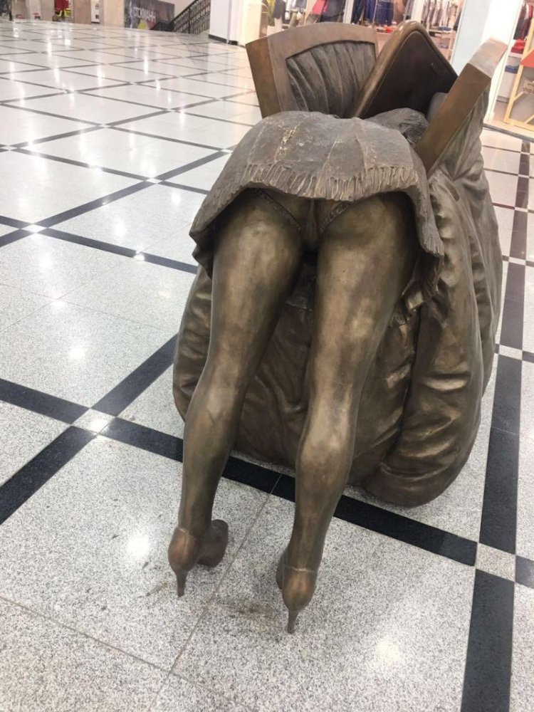 Monument to the female handbag Yekaterinburg Greenwich