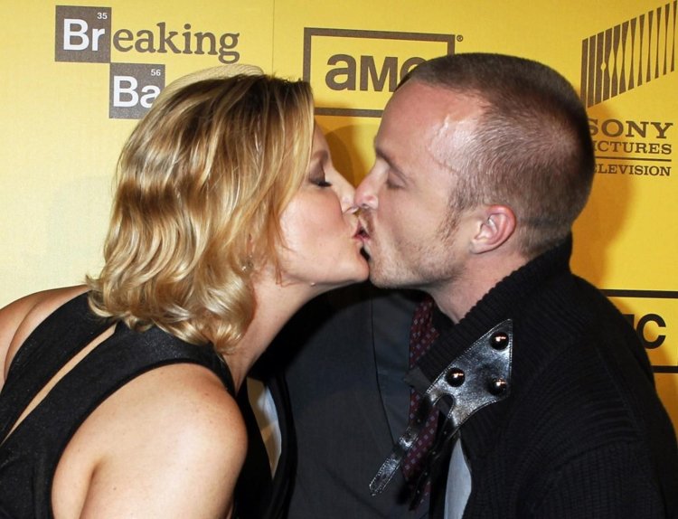 Anna Gunn Aaron Paul Kiss