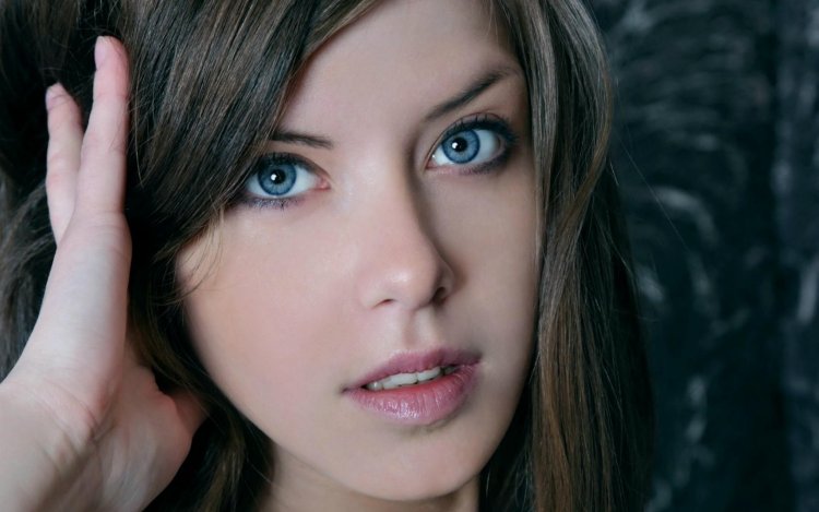 Girl with blue eyes