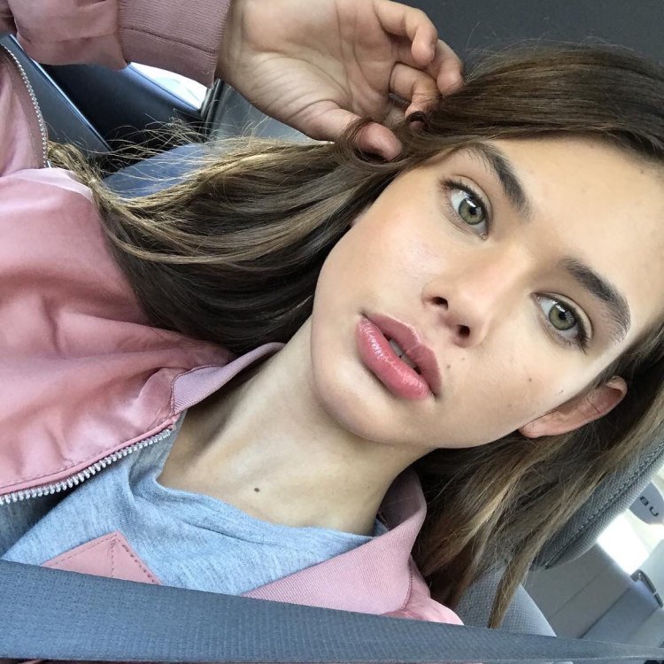 Laneya Grace Selfie 2019