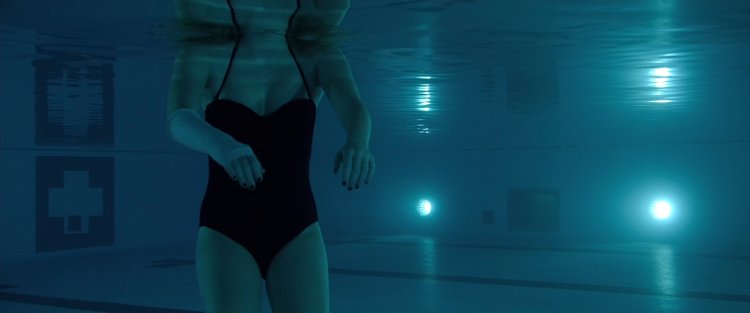 T -shirt Monroe is in the pool