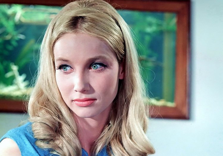 Maroussia light actress