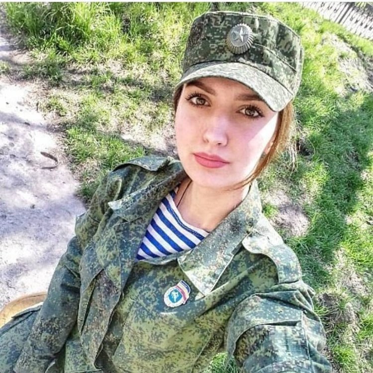 Girls in the form of the Russian army