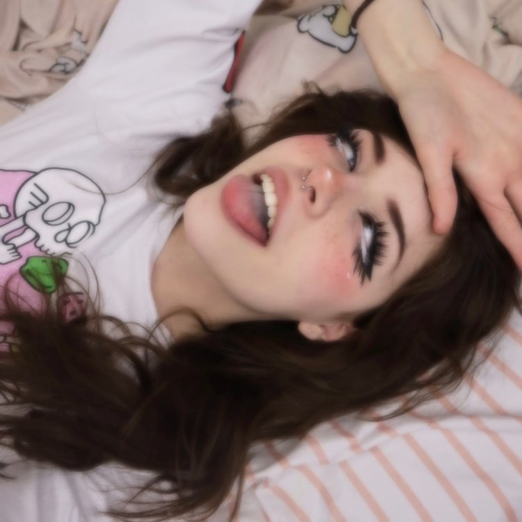 Hannahowo cosplay of Mona