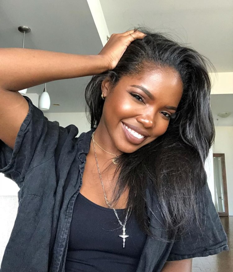 Beautiful dark -skinned selfie girl