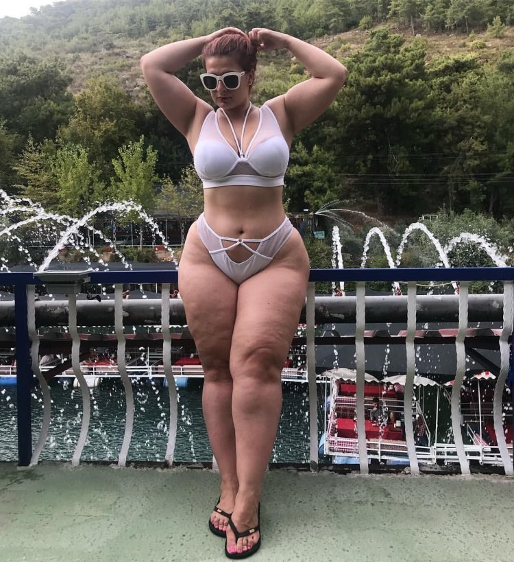 Plus-Size model Simone Maripos