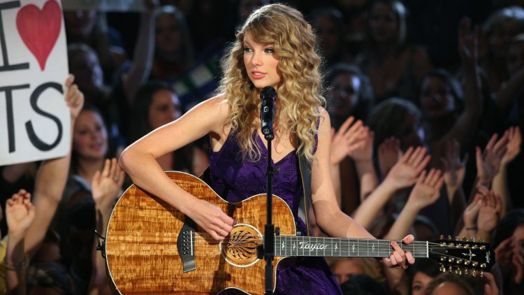 Taylor Swift with guitar