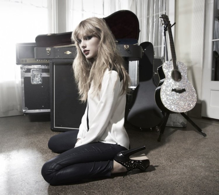 Dominatrix Taylor Swift